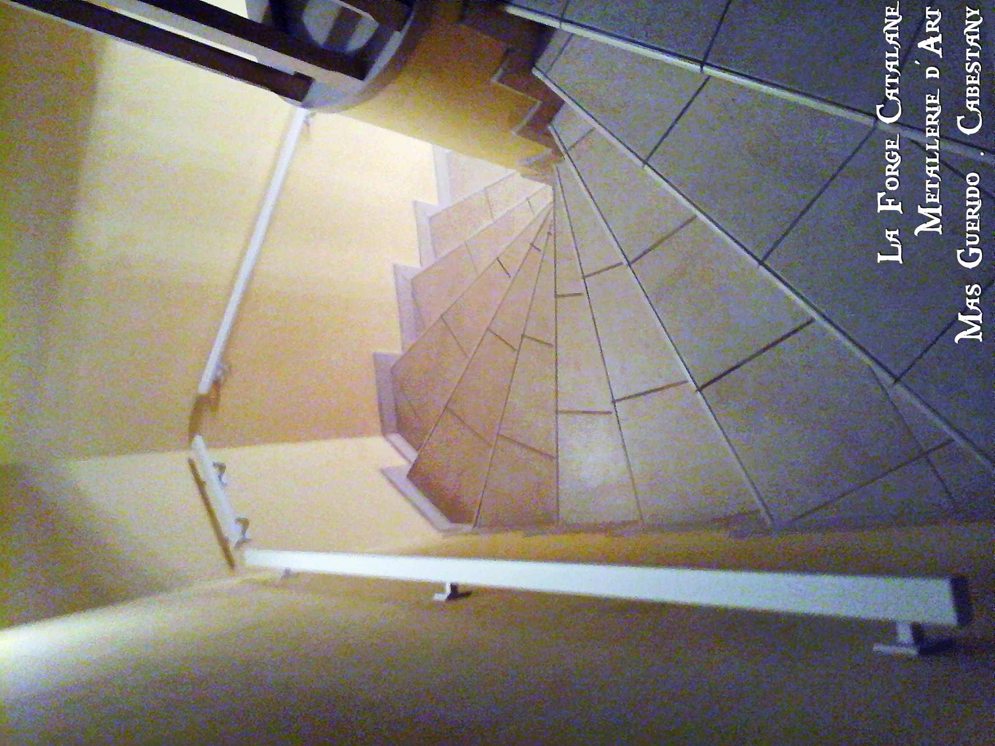 main courante tube rectangulaire sans crosses thermolaquage blanc forge catalane 3.jpg